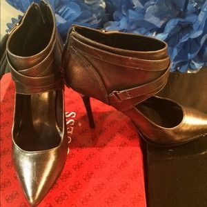 Guess pumps