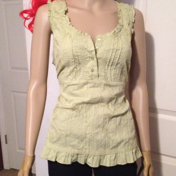 🚫SOLD IN BUNDLE🚫 Light green floral tank top