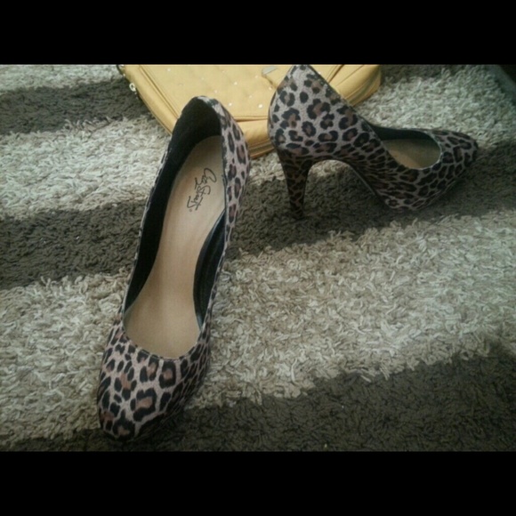 SOLD- Leopard Print Pumps - Picture 1 of 4