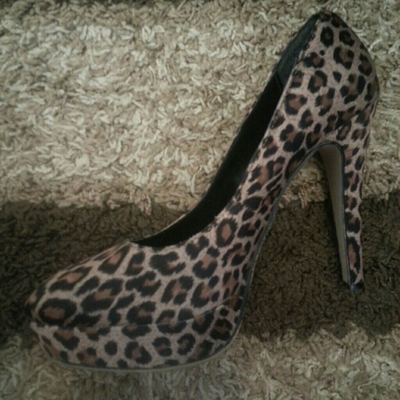 SOLD- Leopard Print Pumps - Picture 2 of 4