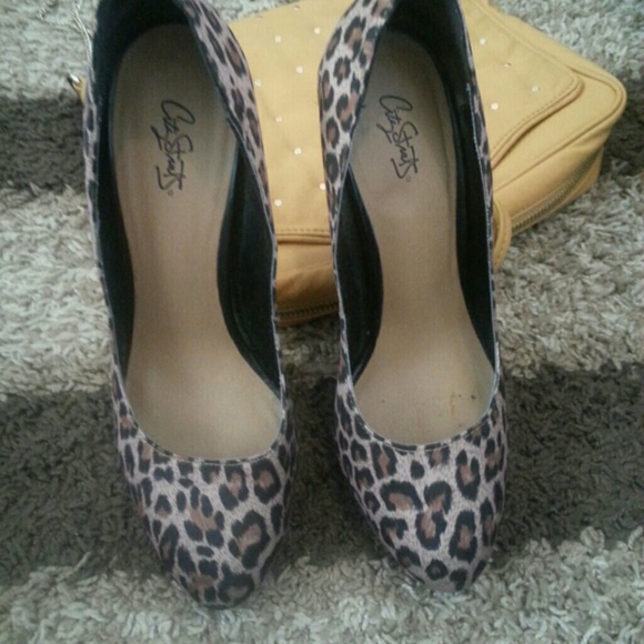 SOLD- Leopard Print Pumps - Picture 3 of 4