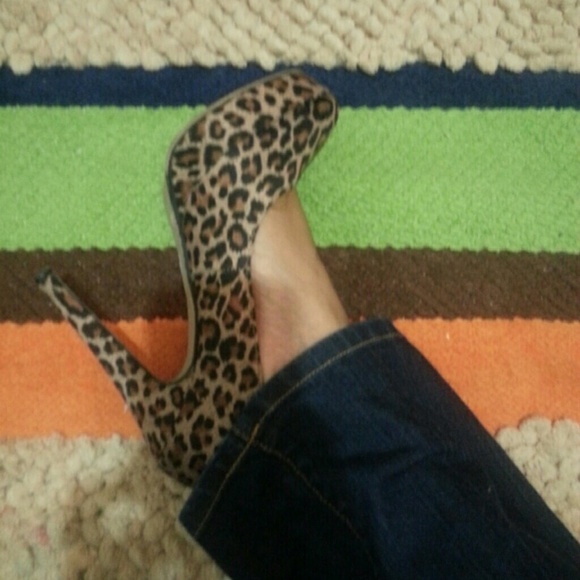 SOLD- Leopard Print Pumps - Picture 4 of 4