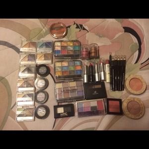Makeup bundle MAKE ME AN OFFER!!