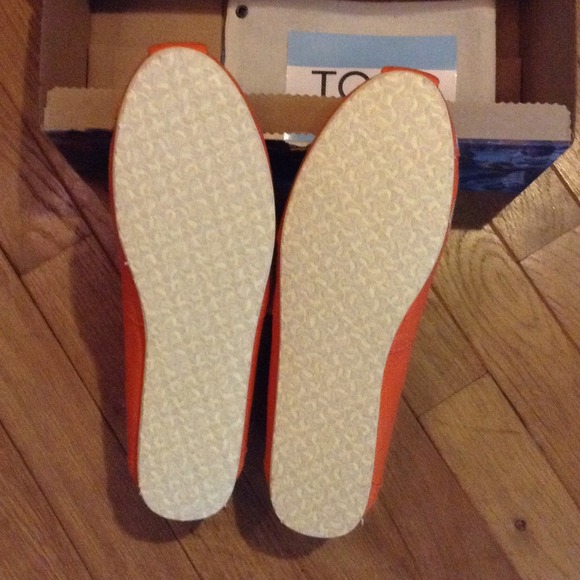 Charlie Theron Africa Outreach Project TOMS W 9.5 - Picture 3 of 4