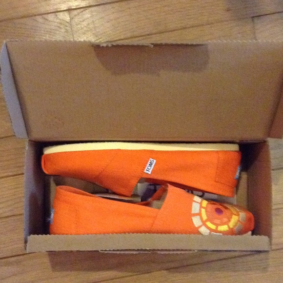 Charlie Theron Africa Outreach Project TOMS W 9.5 - Picture 4 of 4