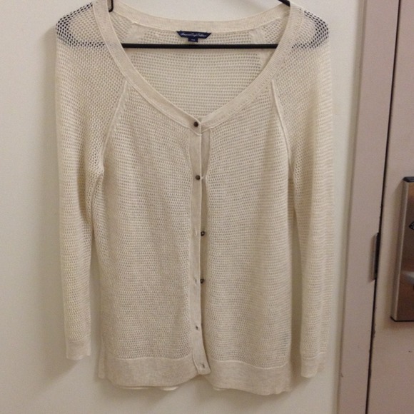 🎉 SALE $5 OFF 🎉 NWOT knitted beige cardigan
