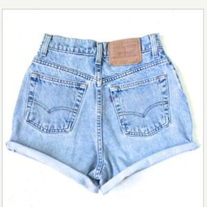 Vintage light wash high waisted levi shorts 24W