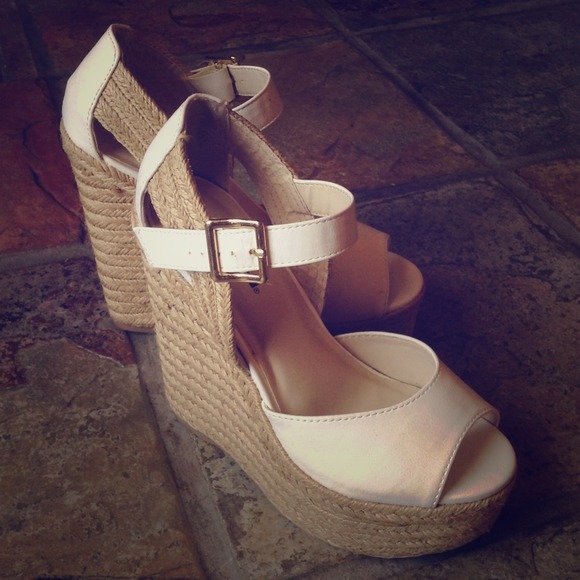 NWOT White Vegan Leather & Woven Wedges sz 6