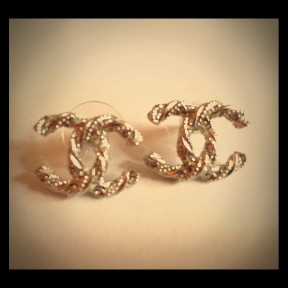 **SALE** BNWT Authentic Chanel CC earrings