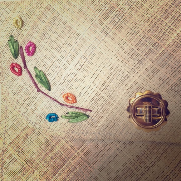 Pretty flower embroidery rattan clutch - Picture 1 of 4