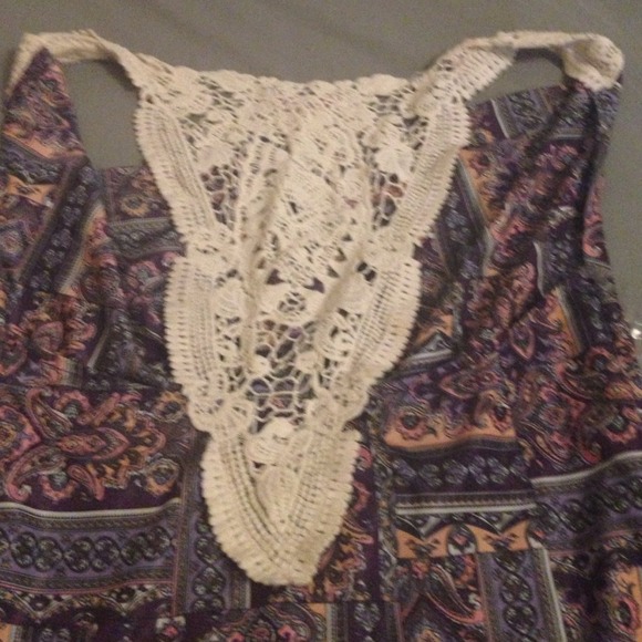 Beautiful top - Picture 3 of 3
