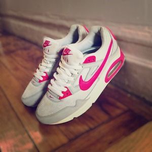 💵 SOLD 💵 Nike Skyline Women's Air Max in Pink