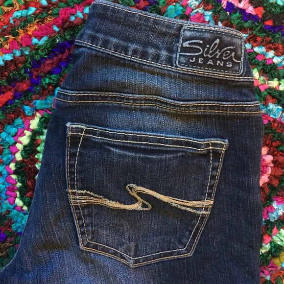 Hardly worn, flair! Super comfortable, dark wash.