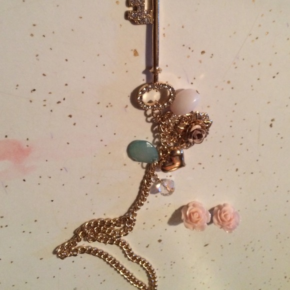 Set of necklace and earrings - Picture 1 of 3