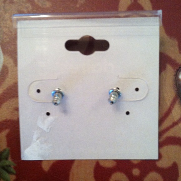 🎉🎉SOLD SOLD 🎉💕 silver plated earrings💕 - Picture 4 of 4