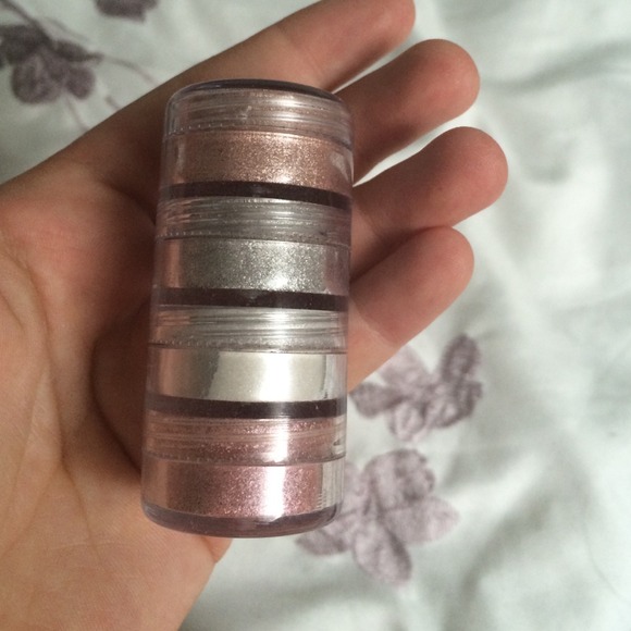 Set of 4 shimmery eyeshadows