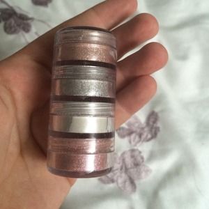 Set of 4 shimmery eyeshadows