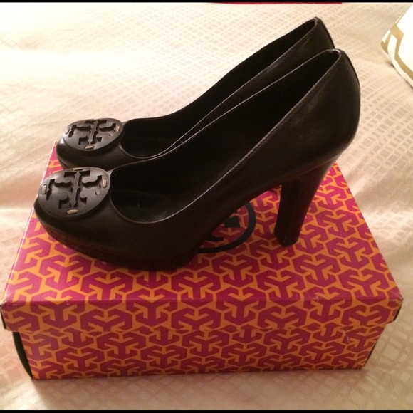 Tory Burch Logo Pumps!