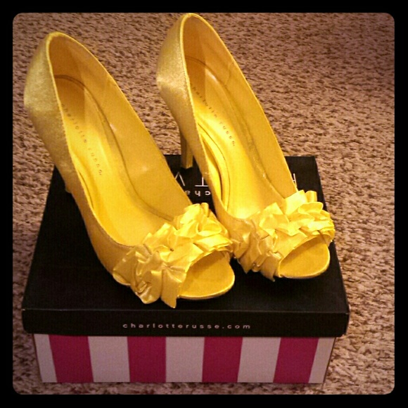 Pretty yellow pumps