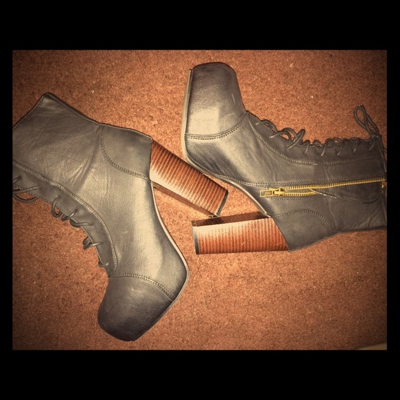 🚫SOLD on Vinted🚫 Platform heeled laced booties