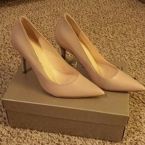 Nude pumps