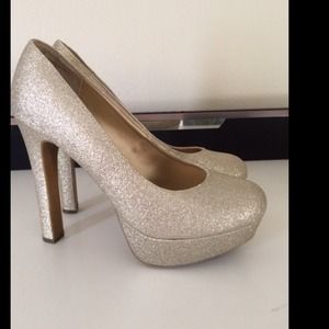 Gold glitter platform pumps