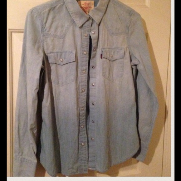 *AUTHENTIC* Levi's light wash button down shirt