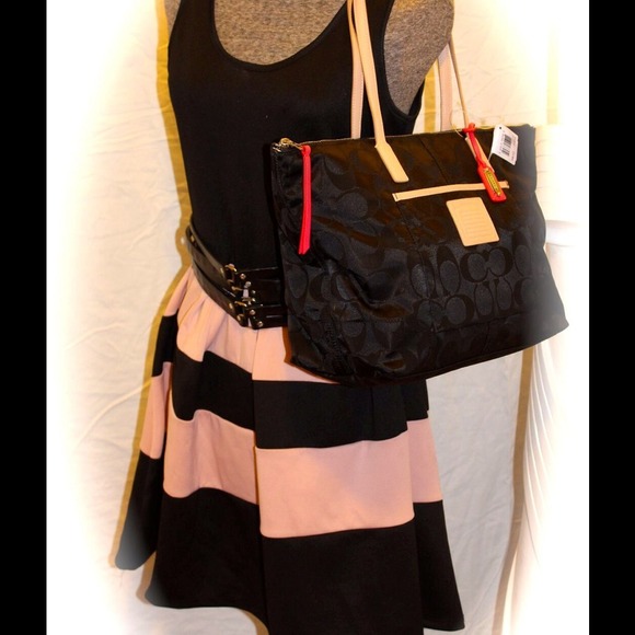 SOLD! 📌SOLD!! 📌SV/BLK) TOTE & MAKEUP POUCH! - Picture 3 of 4