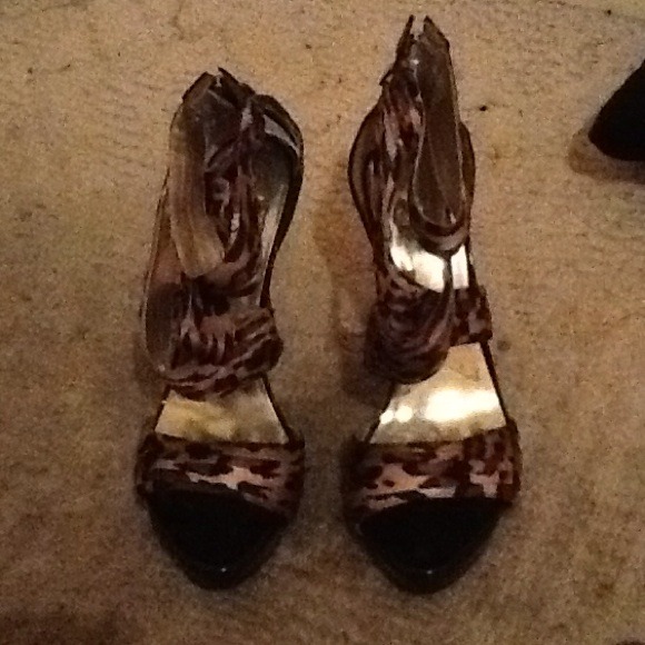 *AUTHENTIC* Guess leopard heels! - Picture 1 of 4