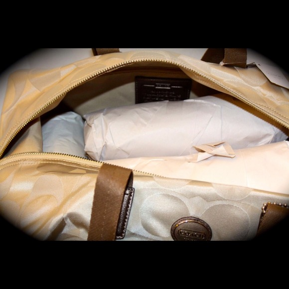 SOLD!! 🍒STUNNING COACH LUGGAGE! SOLD🍒 - Picture 3 of 4