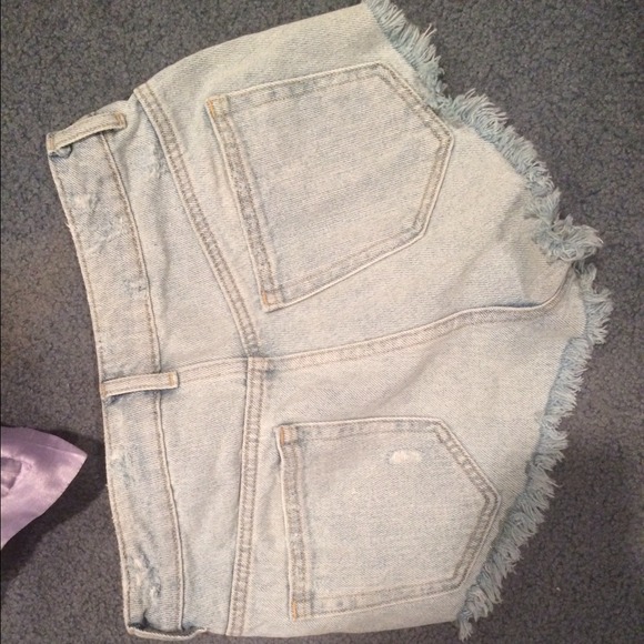 H&M HIGH RISE DENIM SHORTS - Picture 2 of 3