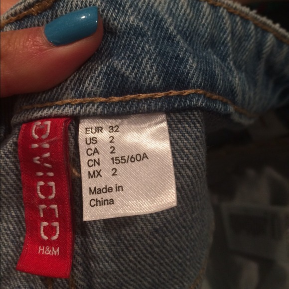 H&M HIGH RISE DENIM SHORTS - Picture 3 of 3