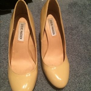 STEVE MADDEN NUDE HEELS