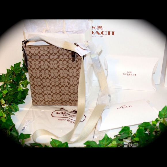 SOLD! 🍭SOLD! 🍭 COACH SIGNATURE CROSS BODY PURSE! - Picture 2 of 4