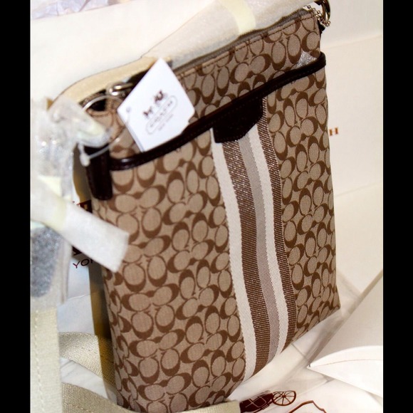 SOLD! 🍭SOLD! 🍭 COACH SIGNATURE CROSS BODY PURSE! - Picture 3 of 4