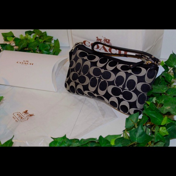 SOLD! 🚨 SOLD! 🚨 COACH WRISTLET! SOLD! SOLD! - Picture 3 of 4