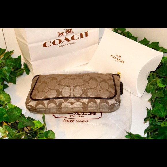 SOLD!! 📌SOLD!!! 📌COACH WRISTLET! 📌SOLD!!! - Picture 3 of 4