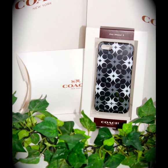 🚨SOLD🚨 COACH WRISTLET/IPHONE 5 CASE! - Picture 2 of 4