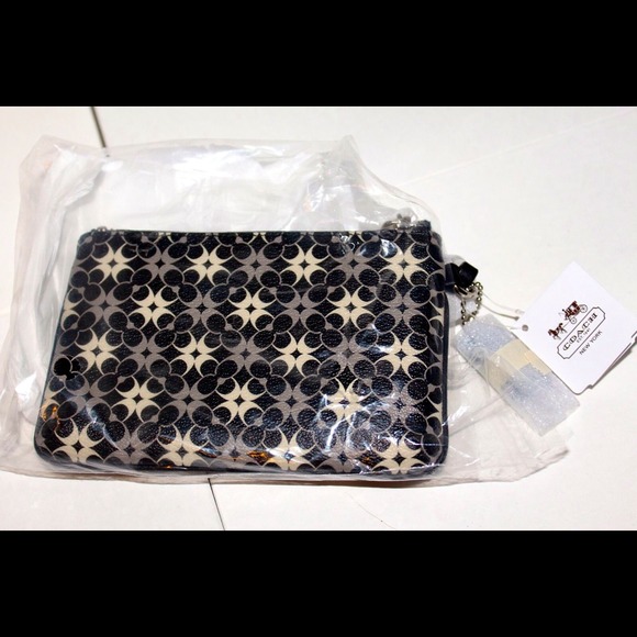 🚨SOLD🚨 COACH WRISTLET/IPHONE 5 CASE! - Picture 3 of 4