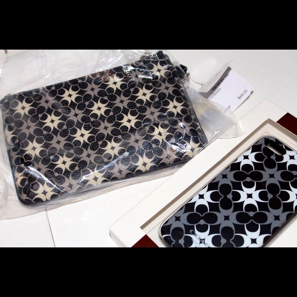 🚨SOLD🚨 COACH WRISTLET/IPHONE 5 CASE! - Picture 4 of 4