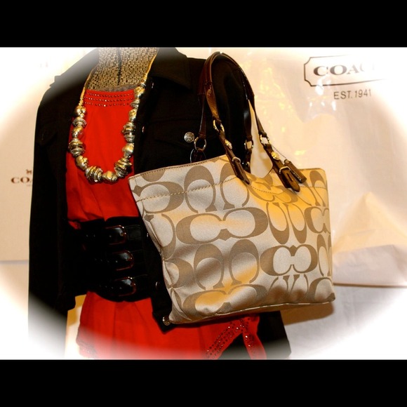 SOLD!! 🎯SOLD!! 🎯PRE-OWNED AUTHENTIC COACH PURSE. - Picture 2 of 4