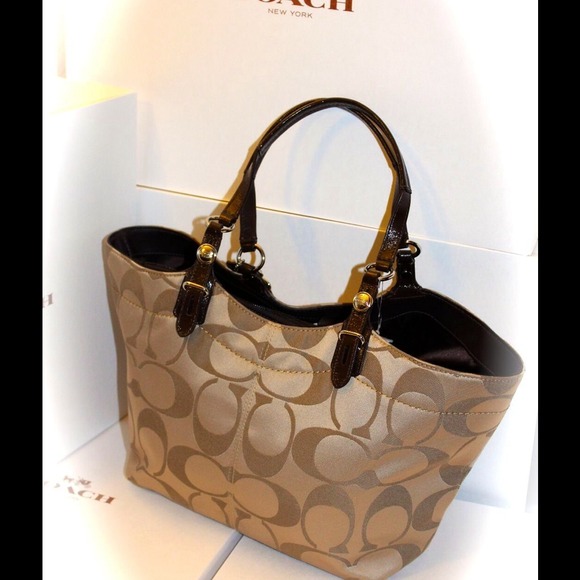 SOLD!! 🎯SOLD!! 🎯PRE-OWNED AUTHENTIC COACH PURSE. - Picture 3 of 4