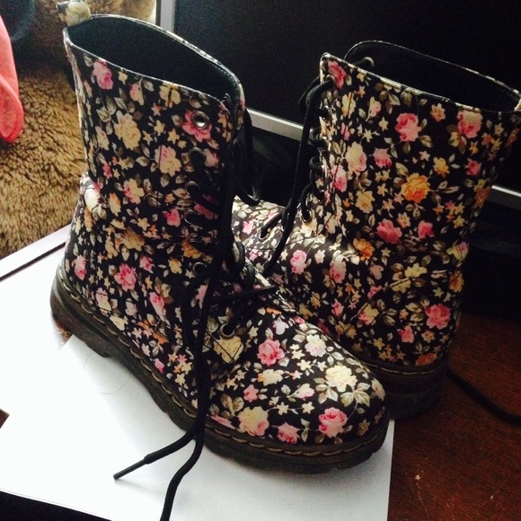 ON HOLD Flower boots