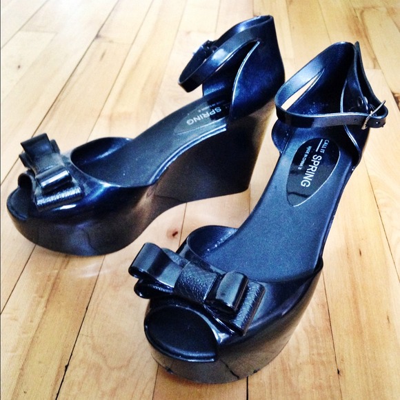 ✨🕥On Hold!🕥✨🎀Patent leather peep-toe wedges🎀