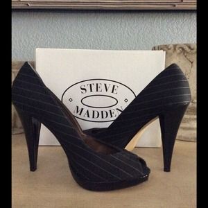 STEVE MADDEN HIGH HEEL PEEP PUMPS