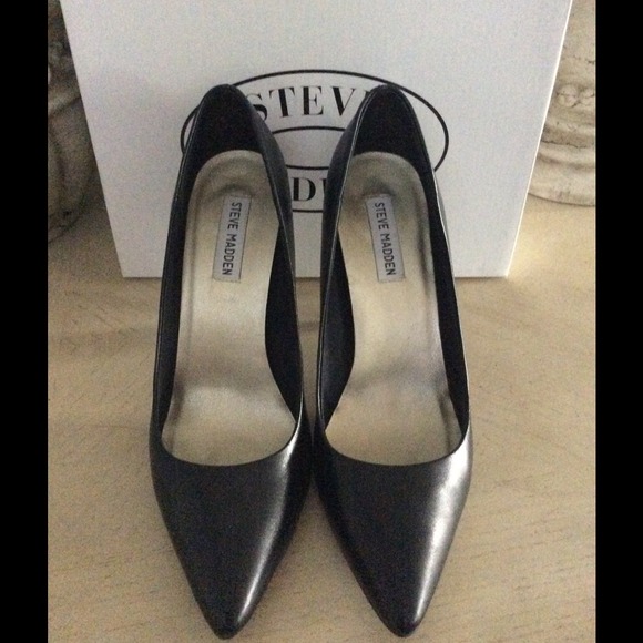 STEVE MADDEN BLACK FAUX LEATHER PUMPS