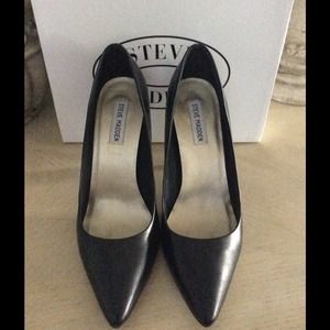 STEVE MADDEN BLACK FAUX LEATHER PUMPS