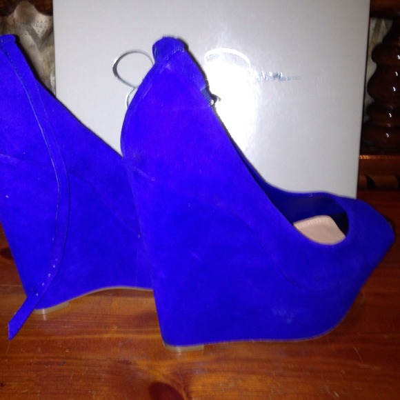 Shoes - Picture 3 of 4