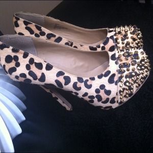 Steve Madden calf hair & studded pump