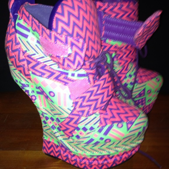 Shoes - Picture 2 of 4